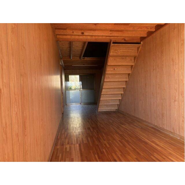 屋根裏収納へつながる階段付きスペース