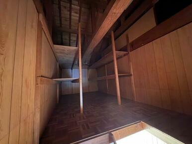 大容量の屋根裏収納スペース