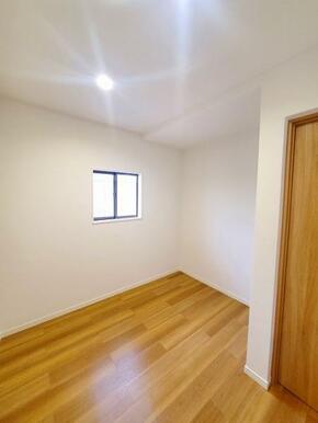 2階東側納戸約4帖、別角度から