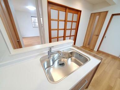 お皿洗いのしやすい高さと広さを備えたシンクスペース