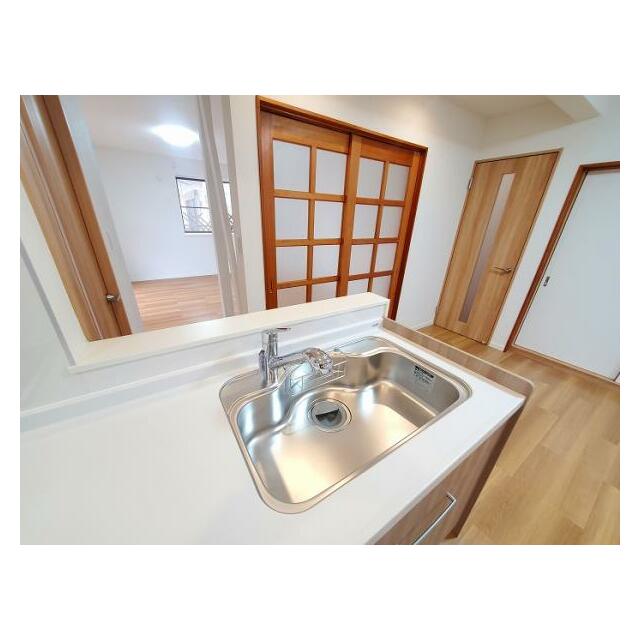 お皿洗いのしやすい高さと広さを備えたシンクスペース