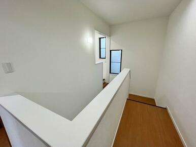 「階段」広々とした階段です