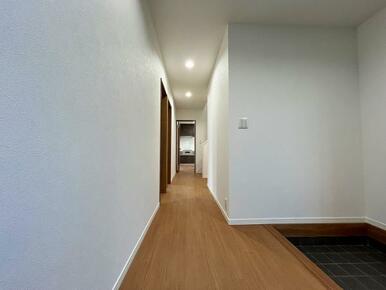 「廊下」広々とした廊下です