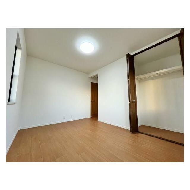 「洋室約6.5帖」収納がございます