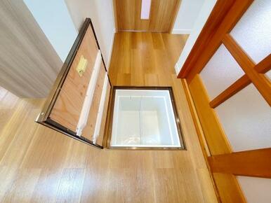 床下収納付きキッチン