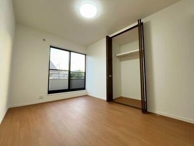 「洋室約6帖」収納がございます