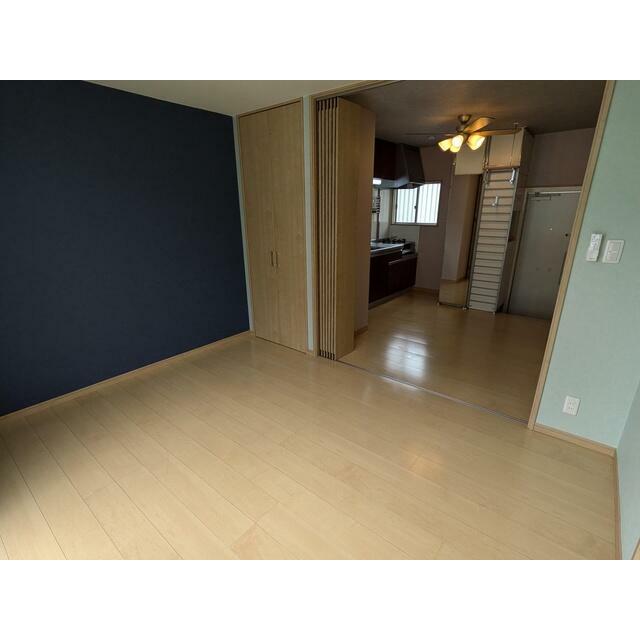 リビングのお庭側はカラークロス使用