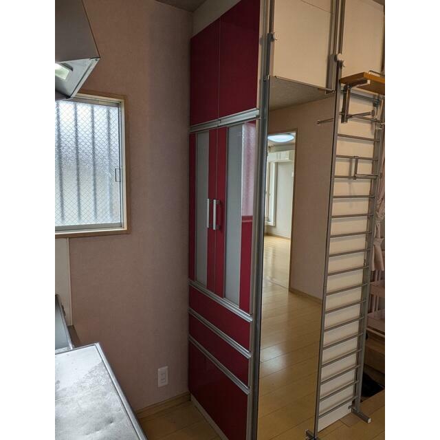 食器棚のよこには姿見がありお出かけ前のチェックが出来ます