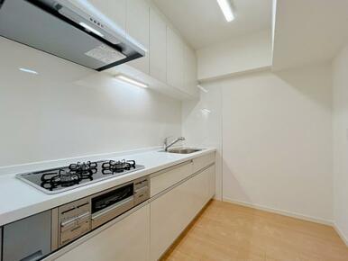 「キッチン」3口コンロと換気扇付きの新品システムキッチンに交換済みです。