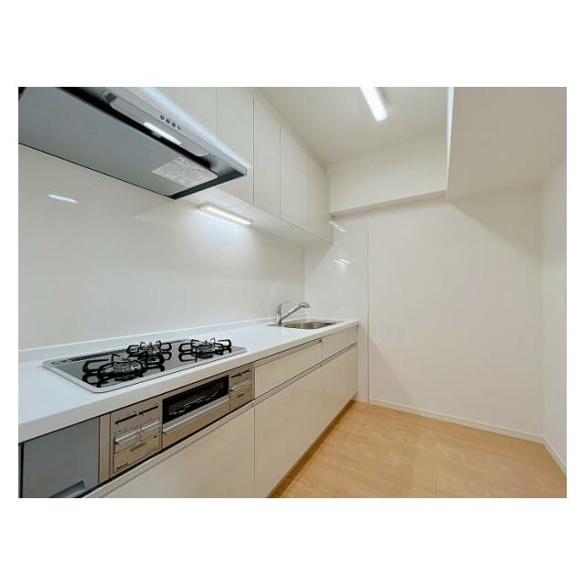 「キッチン」3口コンロと換気扇付きの新品システムキッチンに交換済みです。