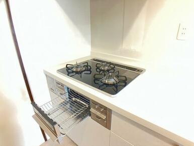 「キッチン」使いやすい3口コンロです。