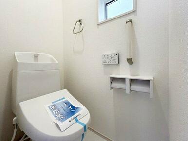 ウォシュレット付き節水型トイレ。高齢者の方でも使いやすい手すり付き。