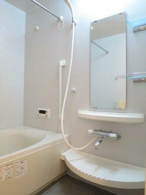 お風呂には鏡や棚・浴室乾燥機があります