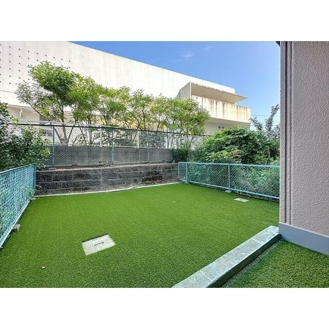 人工芝が敷き詰められた専用庭