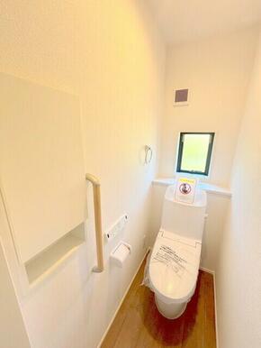 清潔感のある窓付きのトイレスペース。陽射し差し込む明るい空間となっており、換気環境も良好です☆