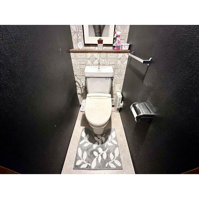 シックなデザインのトイレ※家具家電・調度品は販売価格に含まれません。