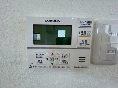 「設備」キッチン側からでも給湯パネルの操作ができます。
