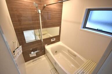 １坪タイプの広々としたユニットバス！窓付きの明るい浴室です♪　うれしい浴室暖房乾燥付き！