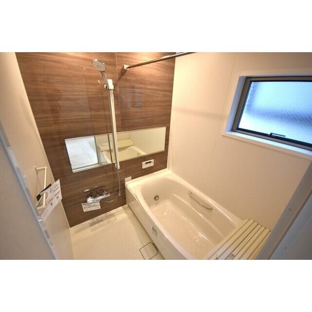 １坪タイプの広々としたユニットバス！窓付きの明るい浴室です♪　うれしい浴室暖房乾燥付き！