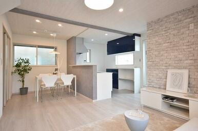 １５．５帖の明るいＬＤＫです♪　※写真中の家具、調度品は販売対象には含まれません