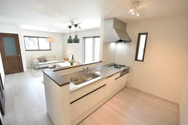 ３口ガスコンロ・グリル・食洗器付きシステムキッチン！カウンターキッチンですので、ご家族の様子を見ながらお料理していただけます♪