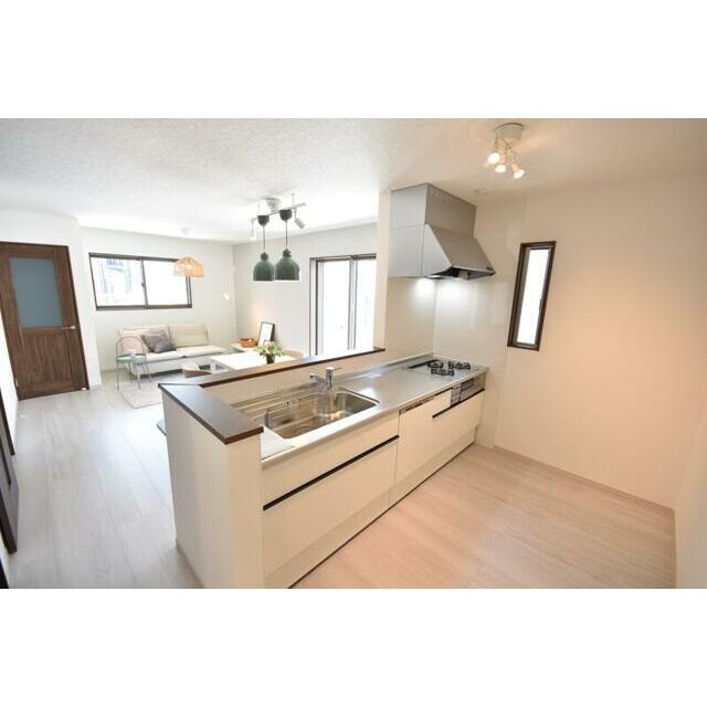 ３口ガスコンロ・グリル・食洗器付きシステムキッチン！カウンターキッチンですので、ご家族の様子を見ながらお料理していただけます♪