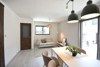 約１６．５帖のＬＤＫです！２面採光で陽当たり良好な明るい空間です♪