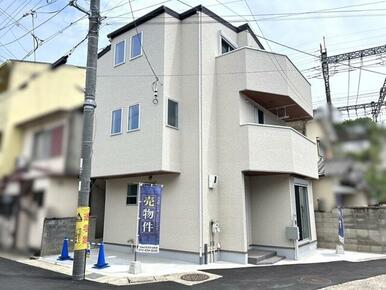 角地につき陽当たり・通風良好です♪駐車スペース付き！全居室収納付きの３ＬＤＫ！