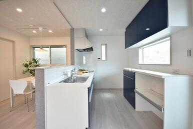 カップボード付きの広々としたキッチンスペース！ＩＨクッキングヒーターですので、お掃除楽々です♪