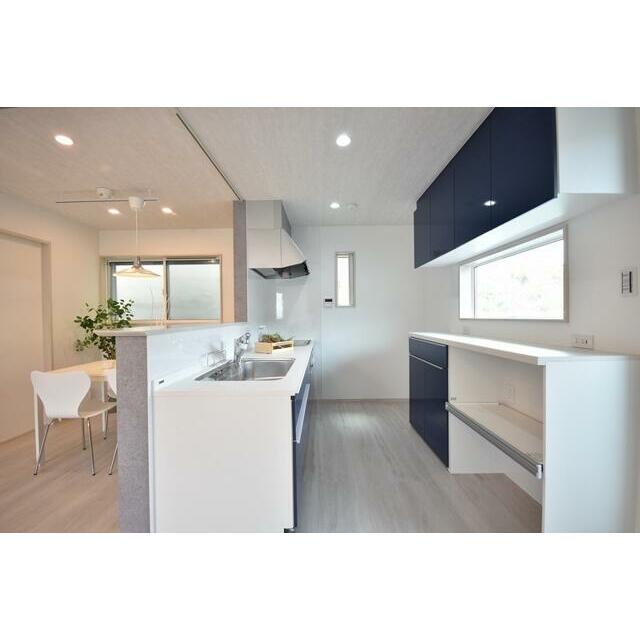 カップボード付きの広々としたキッチンスペース！ＩＨクッキングヒーターですので、お掃除楽々です♪