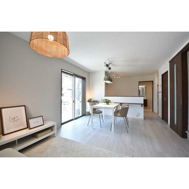 約１６．５帖のＬＤＫです！２面採光で陽当たり良好な明るい空間です♪