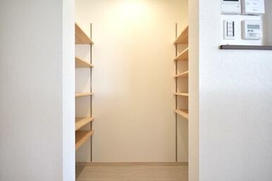 キッチン横にはパントリーがあり、食料品や食器等スッキリ片付きます♪