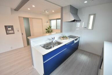 対面式システムキッチン！３口コンロのＩＨクッキングヒーター！お掃除とっても楽々です♪