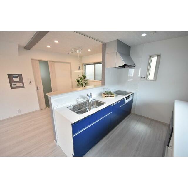 対面式システムキッチン！３口コンロのＩＨクッキングヒーター！お掃除とっても楽々です♪