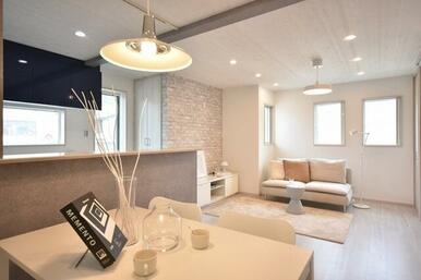 １５．５帖の明るいＬＤＫです♪　※写真中の家具、調度品は販売対象には含まれません