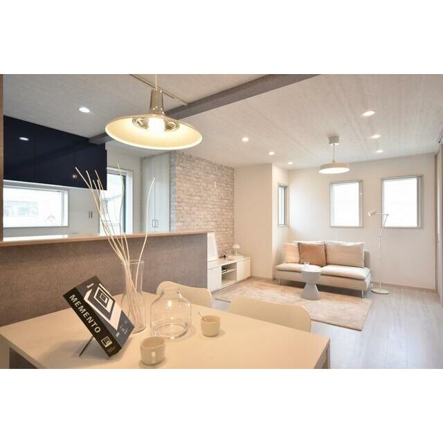 １５．５帖の明るいＬＤＫです♪　※写真中の家具、調度品は販売対象には含まれません