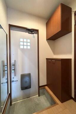 天井高を活かして上下に分かれたシューズボックスは豊富な収納力。可変式の棚になっているのでブーツもす…