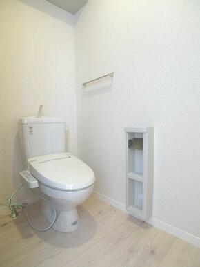 【トイレ】風呂トイレ別☆　あると便利な洗浄機能付便座です♪