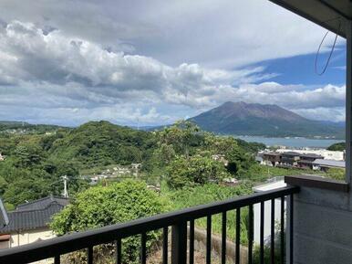 ベランダからの眺望です。 桜島が見えて眺望良好です。