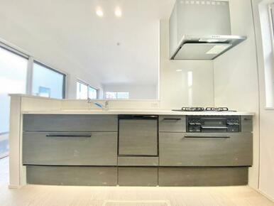機能的な床下収納とオープンキッチンで居心地のよい住空間