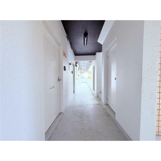 通路は天井黒、壁は白色のツートンカラーに外壁塗装！