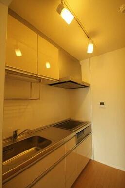 システムキッチンです。ＩＨコンロ（３口）が設置されており、お掃除がしやすくなっております。引き出し…