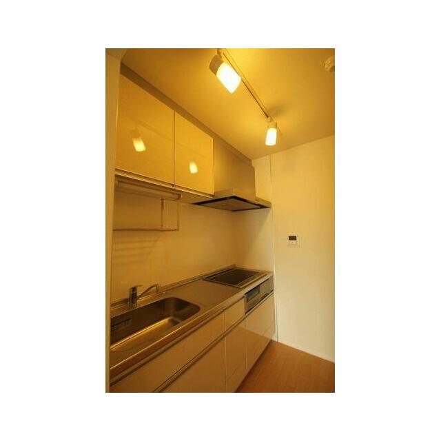 システムキッチンです。ＩＨコンロ（３口）が設置されており、お掃除がしやすくなっております。引き出し…