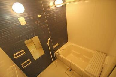 浴室です。浴室暖房乾燥機が設置されている為、浴室内の物干しを利用して洗濯物を乾かすことができます。…