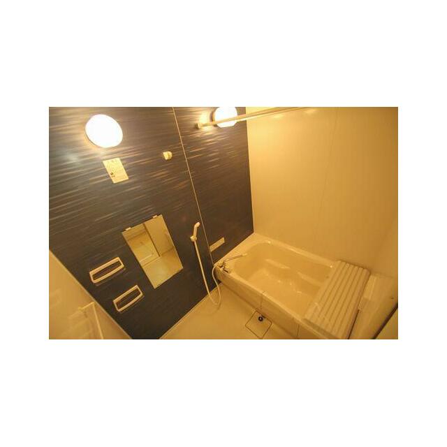 浴室です。浴室暖房乾燥機が設置されている為、浴室内の物干しを利用して洗濯物を乾かすことができます。…