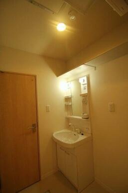 洗髪洗面化粧台です。鏡部分と下部に収納スペースがあり、また上部には収納棚が設置されております。右側…