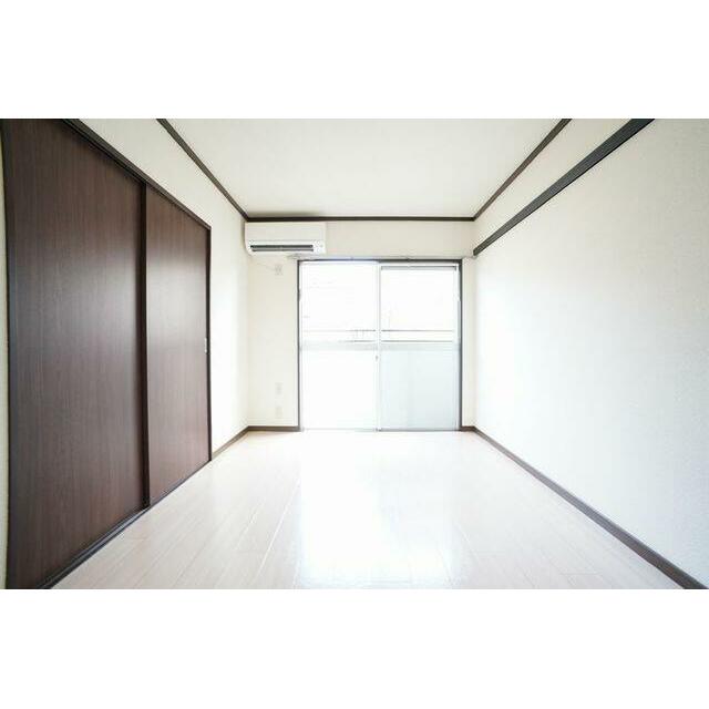 【洋室(1)】バルコニー側の５．５帖の洋室。南向きで大きな掃出窓のあるお部屋です！！こちらのお部屋…