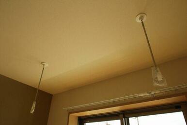 洋室の窓付近には室内物干しが設置されており、雨天でも洗濯物を干すことができます。