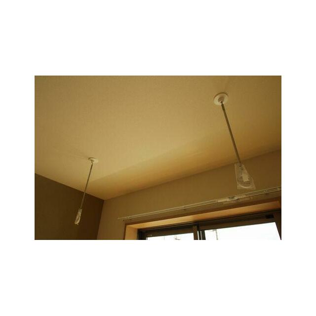 洋室の窓付近には室内物干しが設置されており、雨天でも洗濯物を干すことができます。