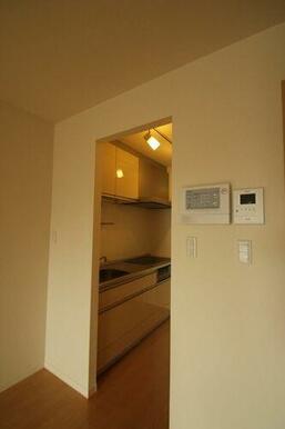 キッチンスペースは独立した仕様になっております。キッチン向かい側は冷蔵庫等の家電を置くスペースにな…